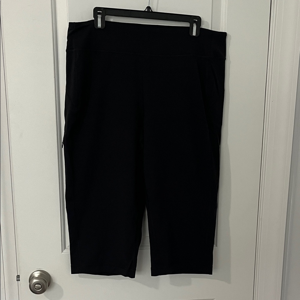 Duluth Trading Co Black Capris